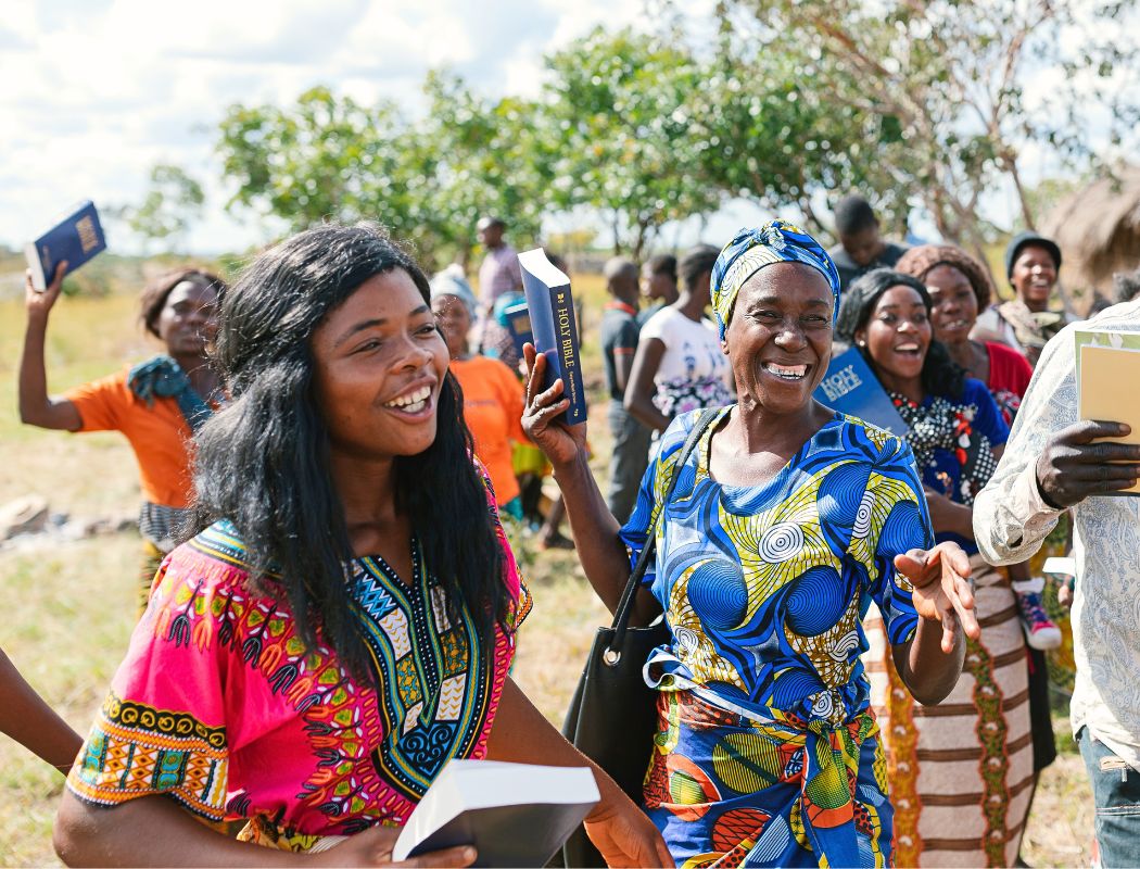 Menschen in Sambia freuen sich über ihre eigenen Bibeln, die sie durch die Aktion BibelStern erhalten haben