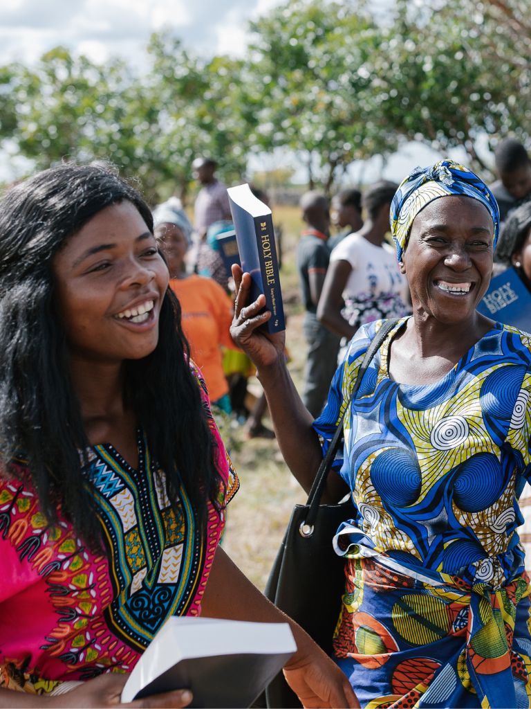 Frauen in Sambia freuen sich über ihre eigenen Bibeln, die sie durch die Aktion BibelStern erhalten haben