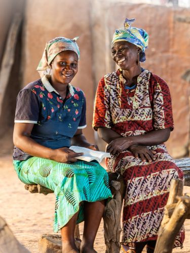 Zwei Frauen sitzen gemeinsam über einer Bibel, die sie durch die Aktion BibelStern erhalten haben