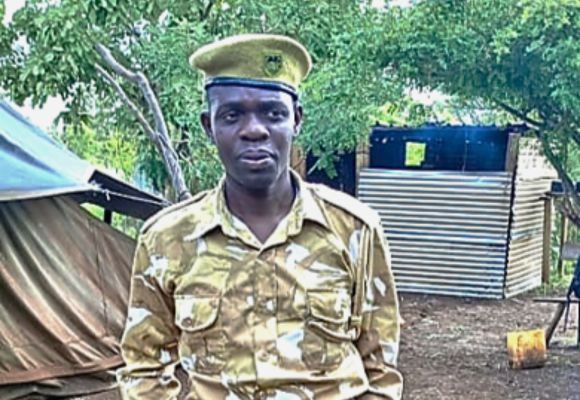 Paul in seiner Uniform als Sicherheitsbeauftragter des „Kenya Wildlife Service“.