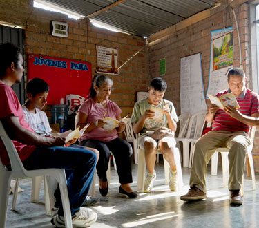 Eine Bibelstudiengruppe liest gemeinsam Bibeltexte