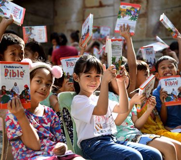 Spendenprojekt Philippinen: Philippinische Kinder freuen sich über ihre erste eigene Bibel