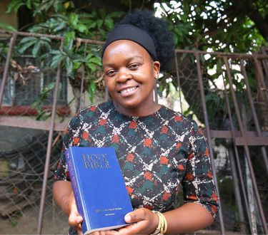 Esther mit ihrer Bibel