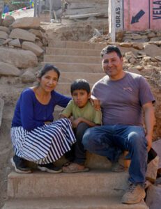 Carlos bietet Kinder-Bibelgruppen im Slumgebiet an, hier mit seiner Familie