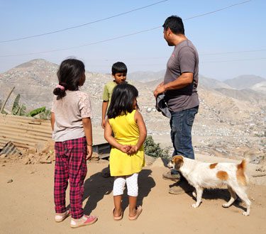 Carlos und Isaac mit Kindern aus der Nachbarschaft