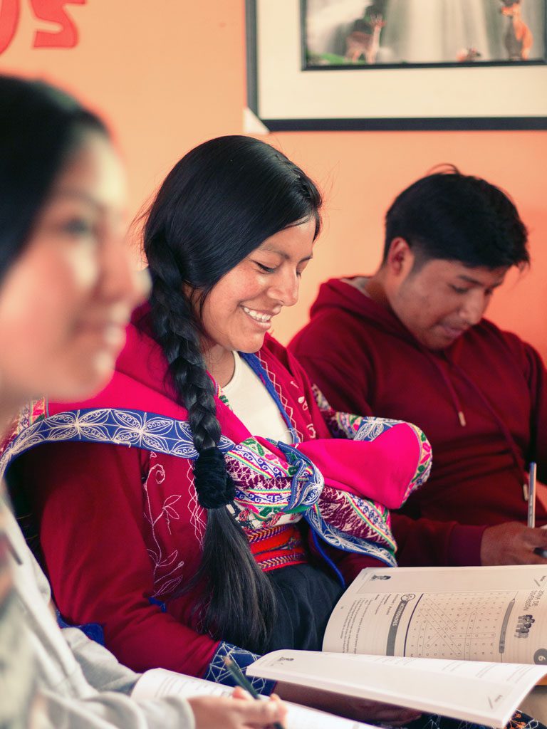 Eine peruanische Bibelgruppe liest gemeinsam in der Bibel