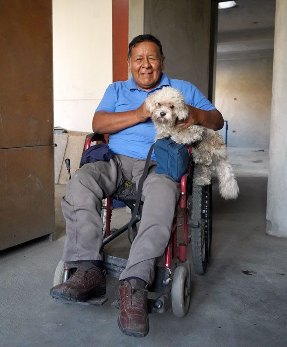 Jose aus Peru mit seinem kleinen Hund