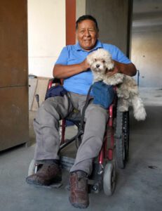 Pastor Jose Silva mit seinem Hund im Rollstuhl