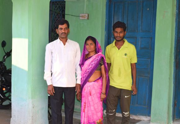 Revchand aus Indien mit seiner Frau und seinem Sohn.