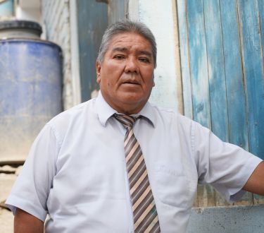 Pastor Wilfredo auf der Treppe vor seiner Gemeinde.