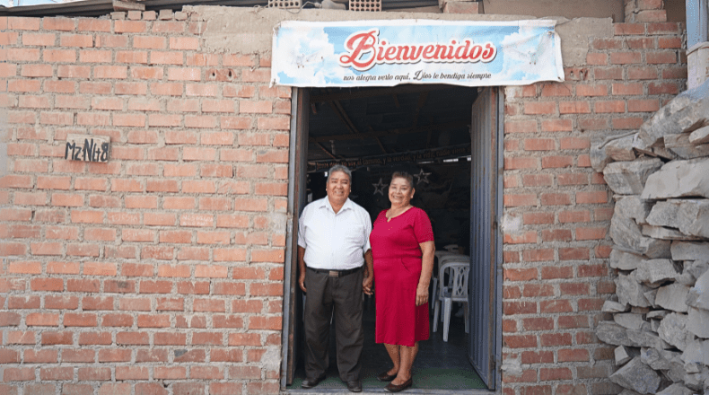 Pastor Wilfredo und seine Frau Isidora vor ihrer Gemeinde in Valle el Mirador.