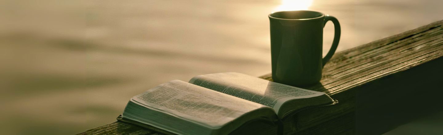 Tasse Kaffee mit offener Bibel - Vers des Tages