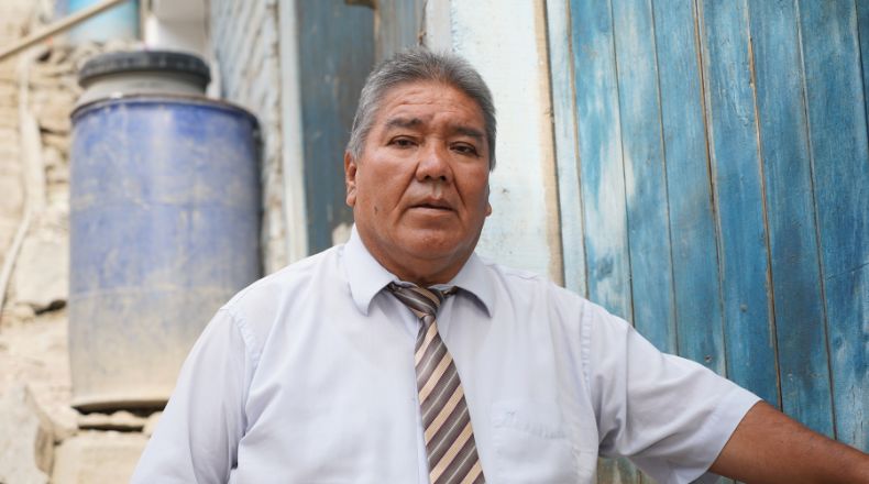 Pastor Wilfredo auf der Treppe vor seiner Gemeinde.