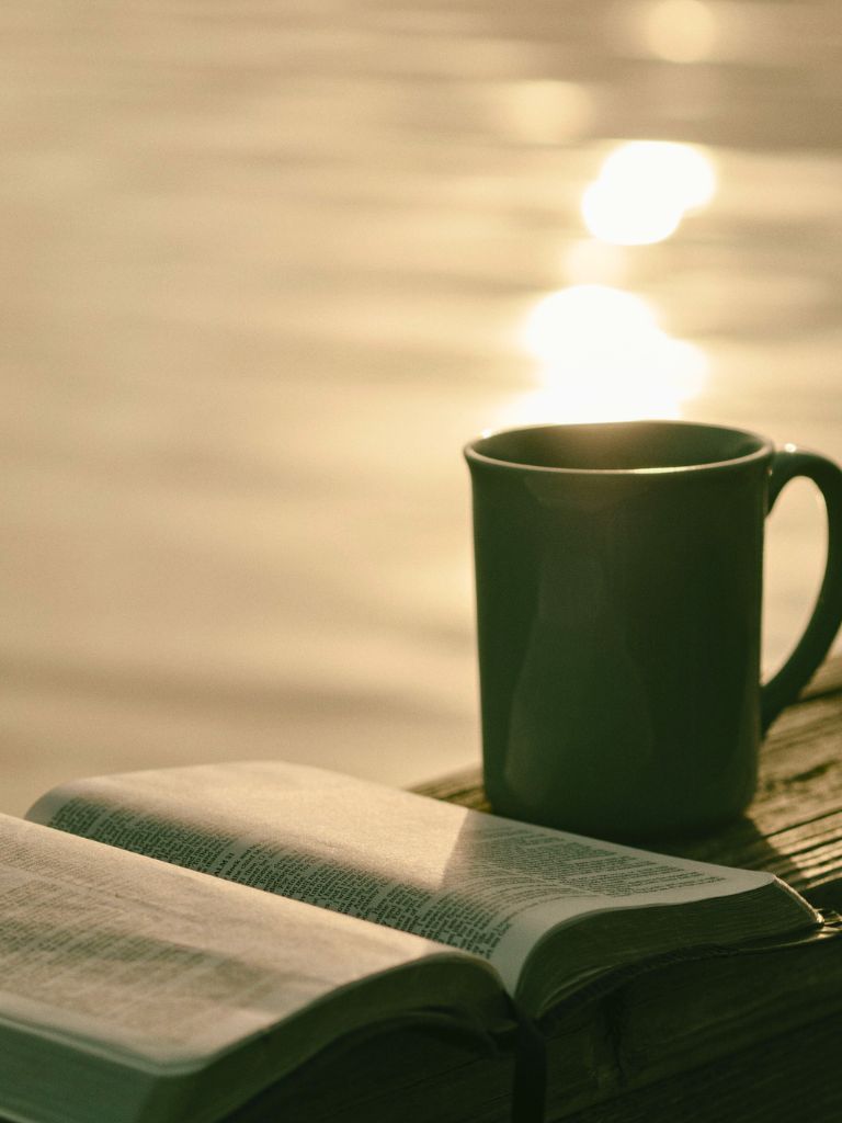 Vers des Tages - Kaffeetasse mit Bibel mit Blick aufs Wasser