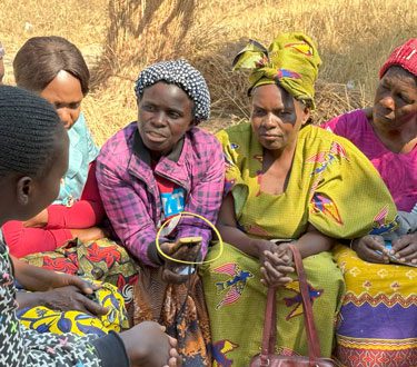 Eine Hörbibel-Studiengruppe spricht in Sambia über den soeben gehörten Text